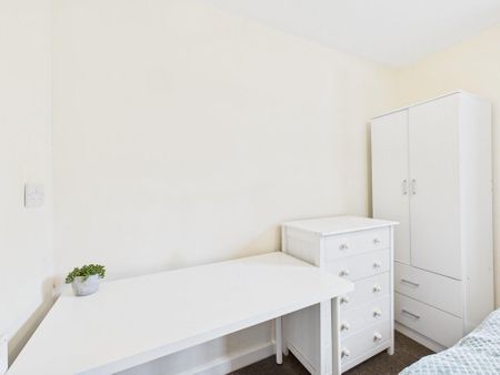 6 bedroom semi-detached house to rent - Photo 3