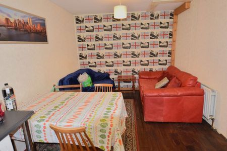 3 bedroom House in Hyde Park, Leeds - Photo 2