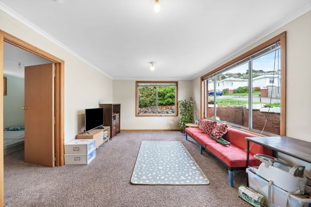 Comfortable Living in Glenorchy with Gardener - Photo 1
