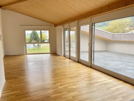 Moderne 4.5-Zimmer-Dachwohnung mit schöner Terrasse - Photo 2
