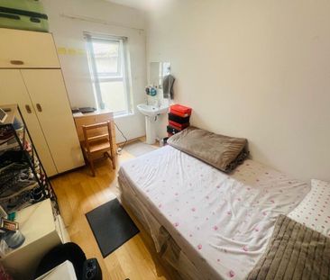 171 Dunluce Avenue, Belfast BT9 7AX - Photo 3