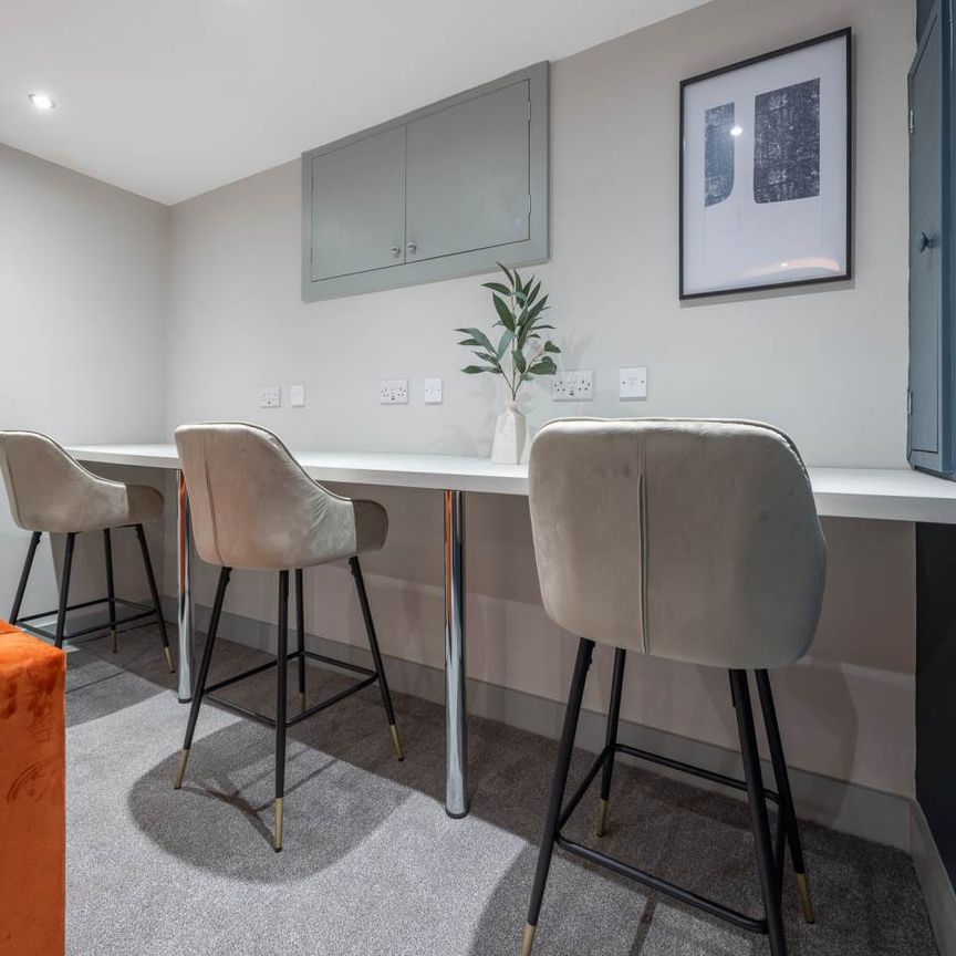 Westover Road (Room 4), Bramley, Leeds - Photo 1