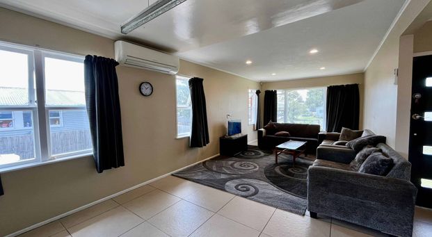 Ideal Family Living with Versatile Options! - Photo 1