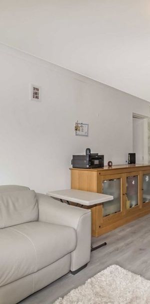Wellesley Road, TW2, London - Photo 1