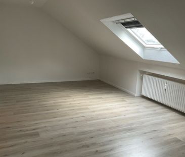 Sehr schöne renovierte 2 Zimmer DG Wohnung in Duisburg zu vermieten - Photo 2