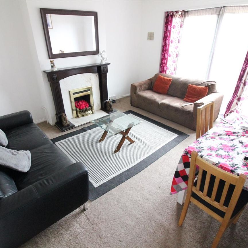 Sutton Lane, Hounslow - Photo 1
