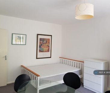 3 bedroom flat to rent - Photo 4