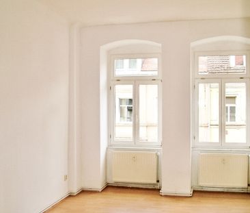 Großer Balkon, Einbauküche ... und alles ist vor der Haustür! - Foto 2