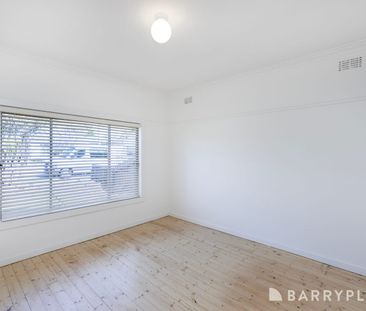 This well presented family home awaits you - Photo 4