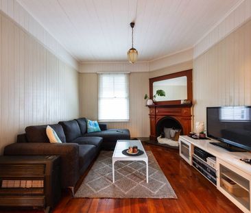 Character Cottage in Sought-After East Toowoomba! - Photo 1