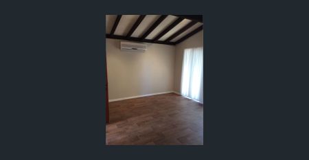 Street Frontage Villa with a Large Private Courtyard! - Photo 2