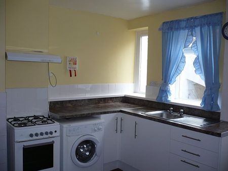4 bed 3 storey hmo student house - Photo 2