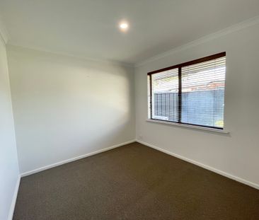 Spacious 3 x 1 Home - 6 month lease only - Photo 1
