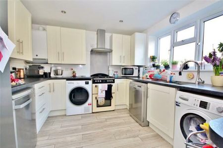 Robin Hood Road, Woking - 3 bedrooms Property for lettings - Seymours - Photo 4