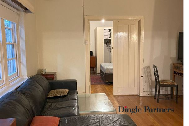 Charming Fully Furnished 1-Bedroom Apartment Moments from Fitzroy Gardens & Cafes - Photo 1