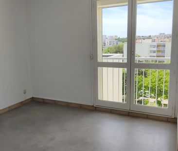 Appartement 5 pièces 91m2 MARSEILLE 11EME 1 350 euros - Photo 2