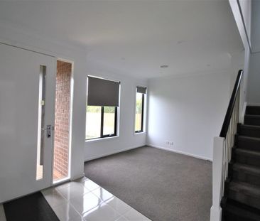 Family Townhouse in the Heart of Rosanna - Photo 5