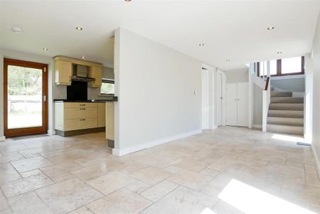 3 bedroom detached bungalow to rent - Photo 5