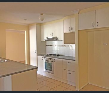 🏡 Lovely Family Home in Leafy Street - Photo 4