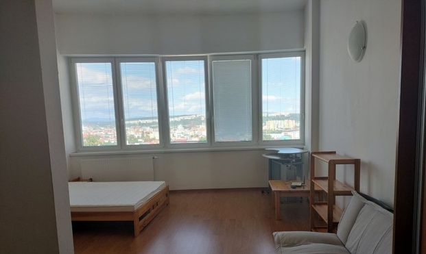 Priestranná garsónka na prenájom - Fotografia 1