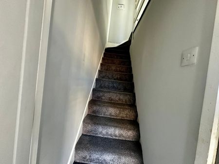 2 Bed Flat, The Martyrs Close, CV3 - Photo 4