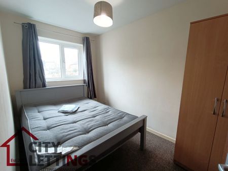 2 Bedroom Mid Terraced House - Photo 2