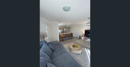 Perfect Location! Modern 2-Bedroom Duplex unit in Loganlea (Break Lease) - Photo 2