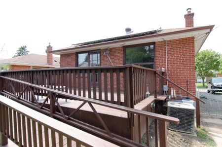 For Lease - 7 Kencliff Crescent Unit# Main, Toronto, Ontario - Photo 2