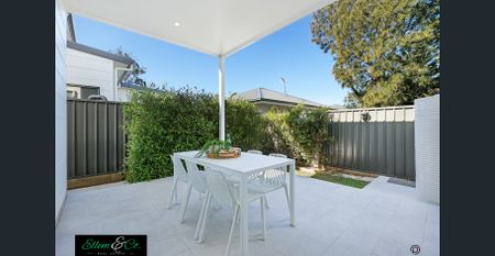 Three-bedroom townhouse - Photo 5