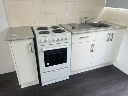 Walking distance to the shops and the beach! - Photo 4