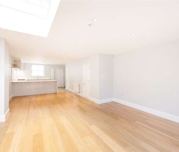 Beautifully finished throughout, this three bedroom townhouse is tucked away in a quiet Chelsea square. - Photo 6