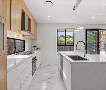 Near-New 5 Bedroom Duplex on Quite Street-Walk to Station and Shops - Photo 4