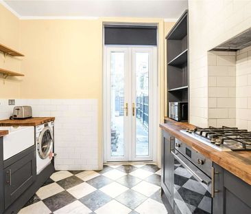 One bedroom flat within a period conversion with private garden. - Photo 3