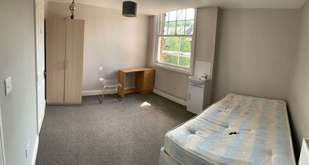 Convenient House Share near Preston Room 1 - Photo 4