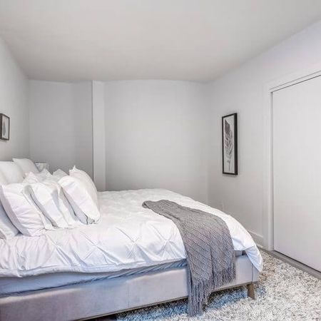 5830 Côte Saint Luc Road - Spacious Furnished 2-Bedroom Apartment for Rent! - Photo 3