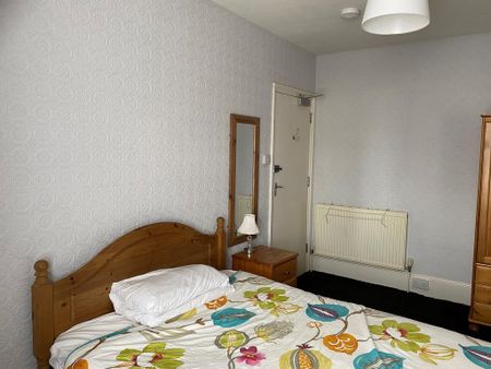 1 bedroom in a house share to rent - Photo 3