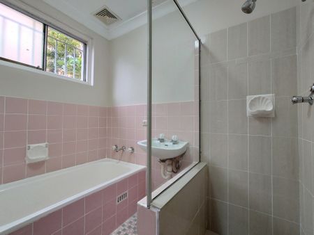 Two Bedroom Unit with built in wardrobes! - Photo 4