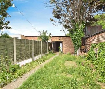 Cherry Tree Lane, Rainham, RM13 - Photo 3
