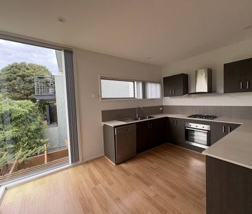 ~Modern Living in a Prime Location~ Available 30/04/2019 - Photo 1