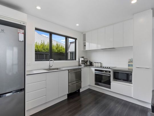 Modern Central City Room - Photo 1