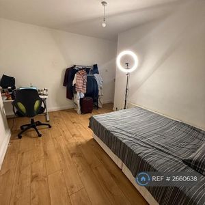 1 bedroom in a house share to rent - Photo 2