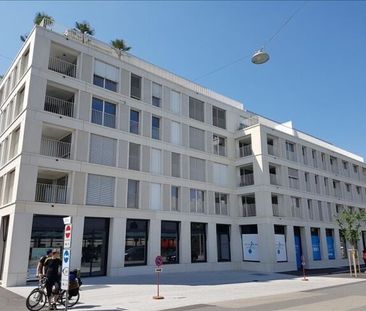 In the heart of the action - by the lake - at the station - without... - Photo 6