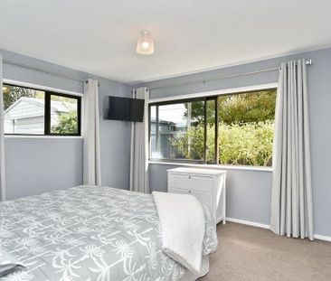 3 Bedroom Home with Two Lounges & Lush Garden! - Photo 5