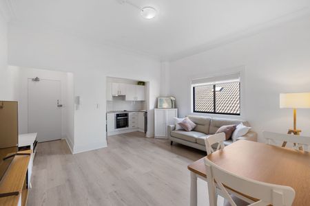 Spacious Apartment, Stroll To The Sand & Surf - Photo 2