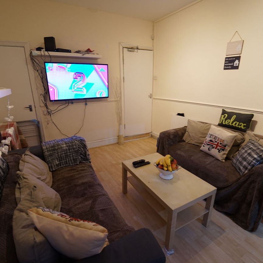 8 Frederick Grove, NG7 1SG, NOTTINGHAM - Photo 1