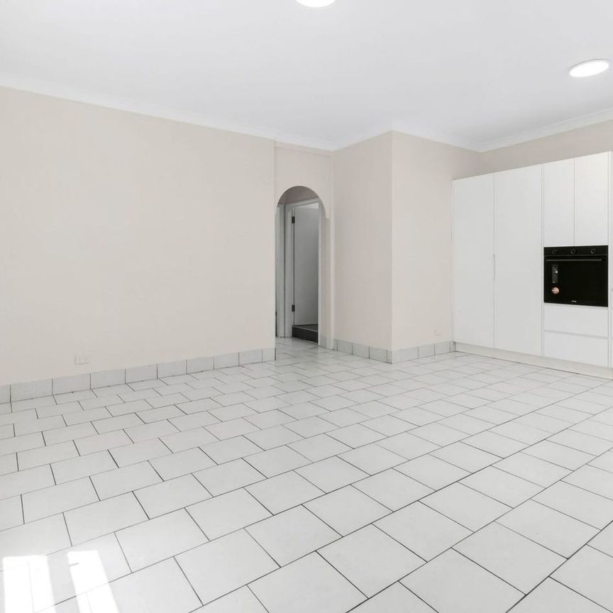 Stylish Newly Renovated Home with Private Entrance - Photo 1