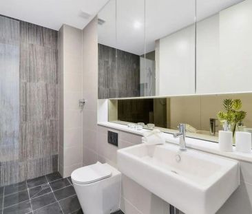 Ultra Convenient, Fully Furnished Executive Apartment - Photo 1