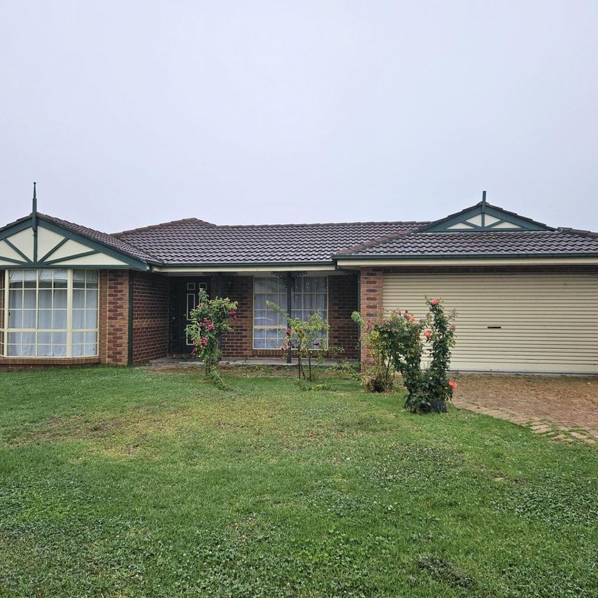 4 Parkinson Way, Roxburgh Park - Photo 1