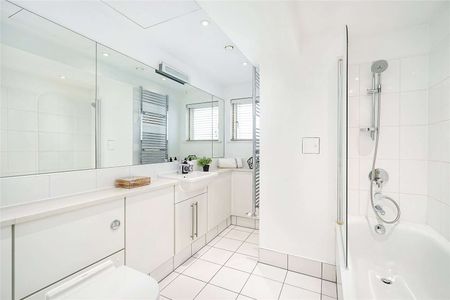 Modern and spacious one bedroom flat on the first floor in a desirable location moments from the amenities of Knightsbridge and Motcomb Street. - Photo 4