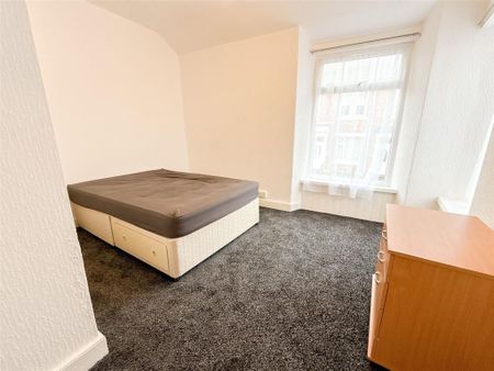 2 bedroom end of terrace house to rent - Photo 3